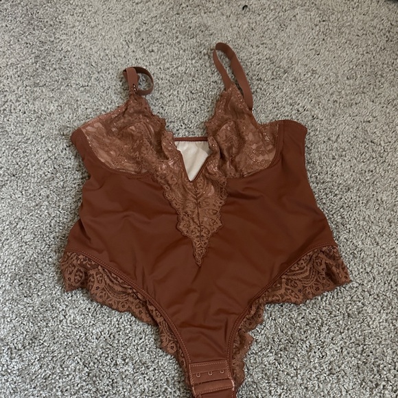 Tops - Lace Trim Bodysuit in Rust Brown